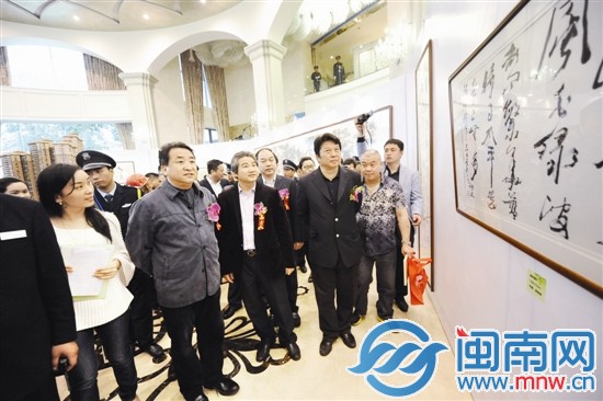 姜昆等在书画展现场