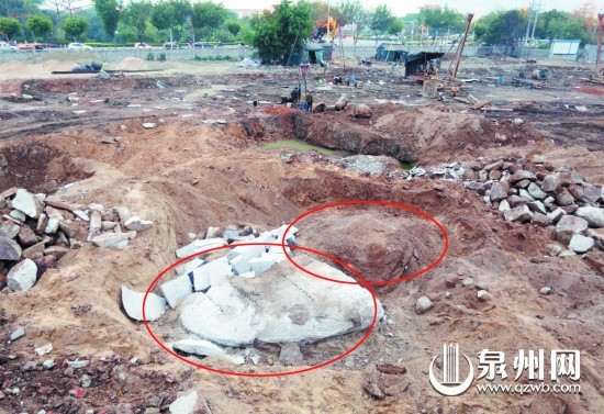 这两块石头就是传说中的“龙眼睛”。