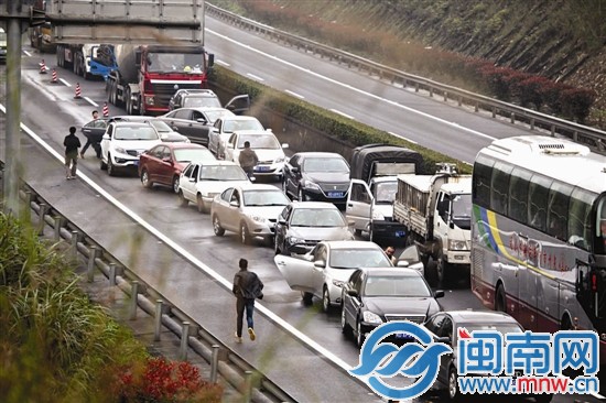 事故造成堵车1个小时