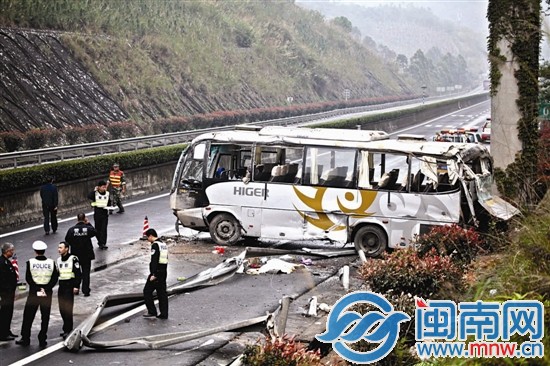 大巴车车尾冲出钢板护栏，严重凹陷