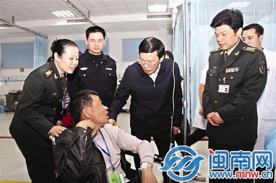 市长檀云坤到医院看望伤员