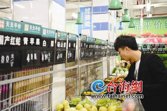 平价商店的蔬菜每天都吸引许多市民来选购