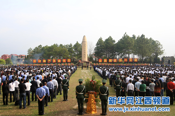 江西赣州百万群众清明祭奠 缅怀革命先烈