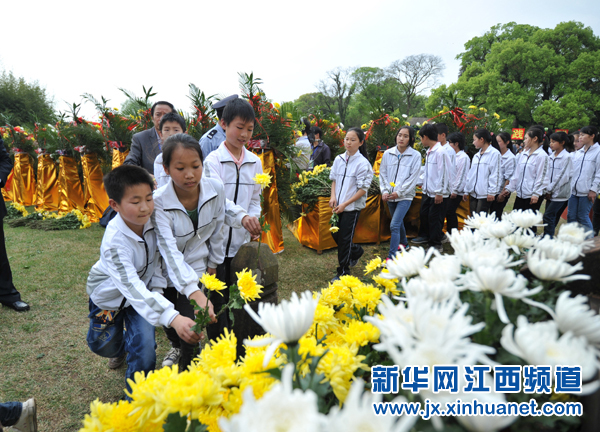 江西赣州百万群众清明祭奠 缅怀革命先烈1