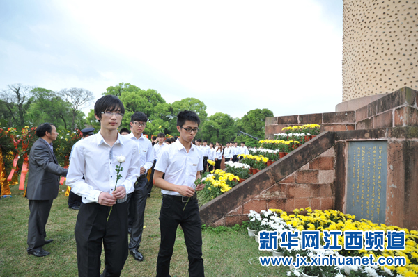 江西赣州百万群众清明祭奠 缅怀革命先烈2