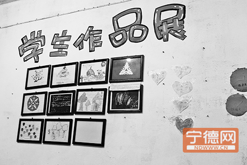 一名“星星的孩子”在感统训练区荡秋千 1