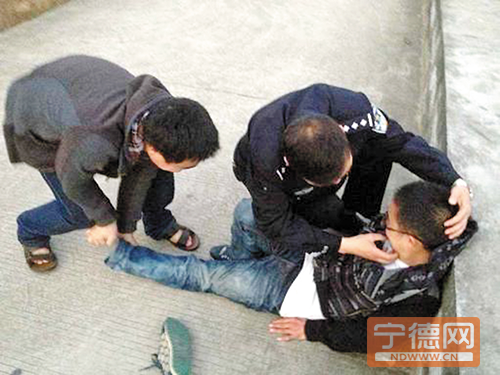 男子贪玩兴起涉水捉鱼