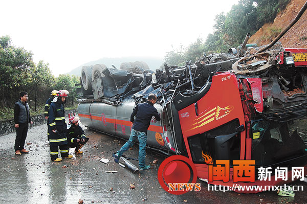 油罐车中途侧翻
