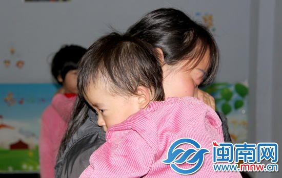 见到女儿，龚某紧紧抱住，泪流不止