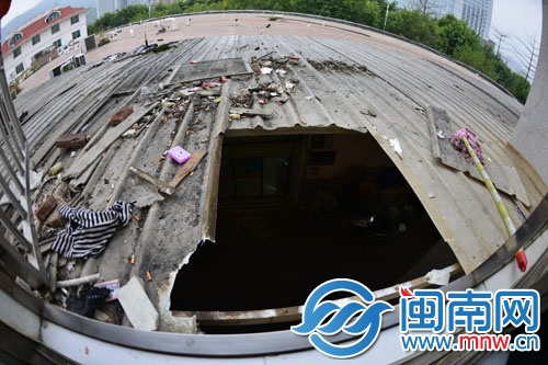 目击者称，王某华开窗出逃，踩破遮阳板坠下身亡