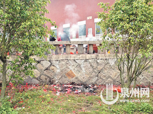 有市民直接在草地上放鞭炮