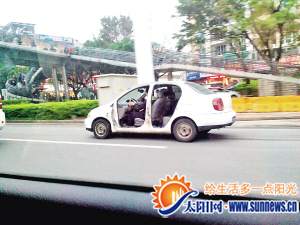 两个车门不见司机淡定上路