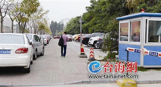 这些划在人行道上的停车位，计划从这个月起开始收费