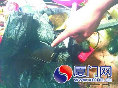小罗偷来手机藏到垃圾桶，眼神慌张露馅。