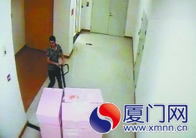 监控拍下盗窃过程