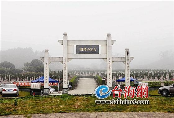 长富山陵园有1000多个停车位