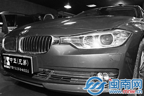 1 在音响改装中,隔音是必不可少的步骤。车辆在行驶过程中,车身的震动、胎噪、风噪以及发动机噪声等都会让车主无法在一个安静的环境里享受美妙的音乐,而汽车隔音则可以有效地降低这些噪声。本次改装中,改装师在车辆的四门、底盘、后车厢以及发动机舱等部位都做了隔音处理,根据测试,可以将噪音分贝降低60%。