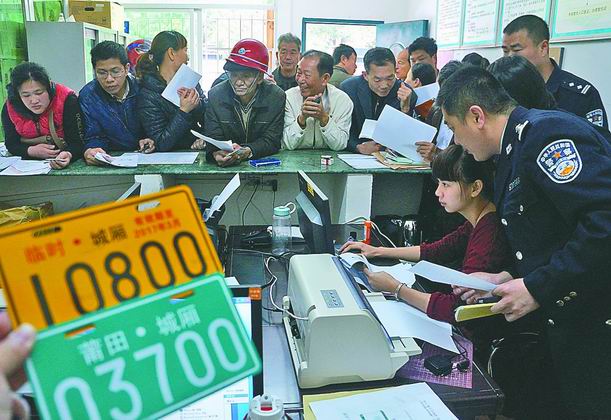 电动车昨起登记挂牌　过磅称重黄绿车牌