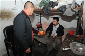 吴建全（左）给任某送去泡面