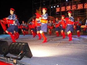 梅林村艺术团在表演