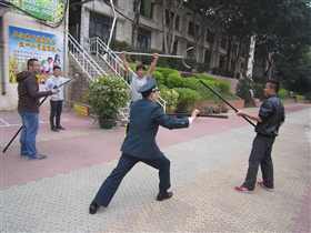 男老师与保安在操练