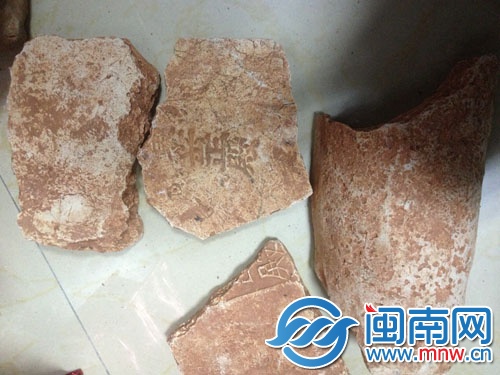 砖瓦上写有“东岳正殿”铭文