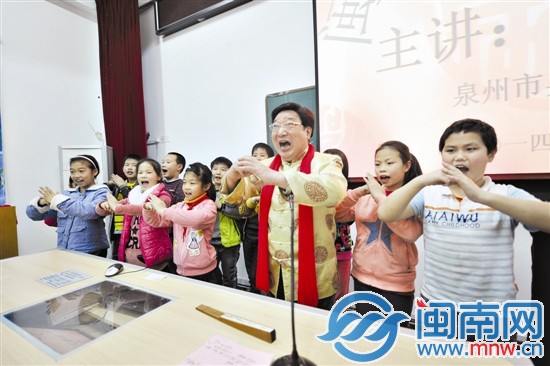 小记者们跟着尤老师的戏曲动作