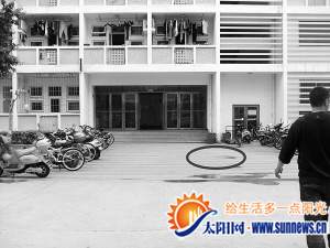男生坠楼落地的大概位置