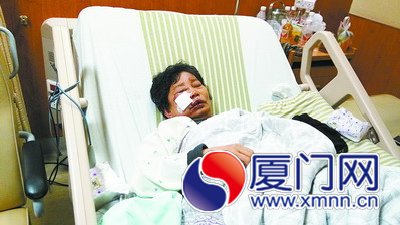 陈先生的母亲躺在病床上。