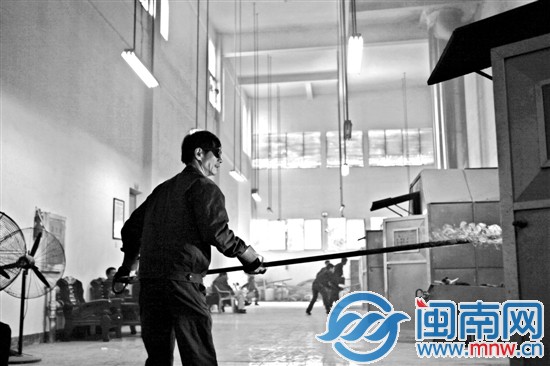 焚烧遗体时，锅炉产生近千度的高温