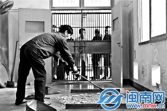 火化好，火化师扒出骨灰，来回推分，等它冷却