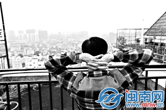 吴师傅回家后，都会在19楼楼顶看看风景