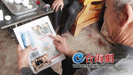 汤晓丹的侄子捧着汤晓丹画册