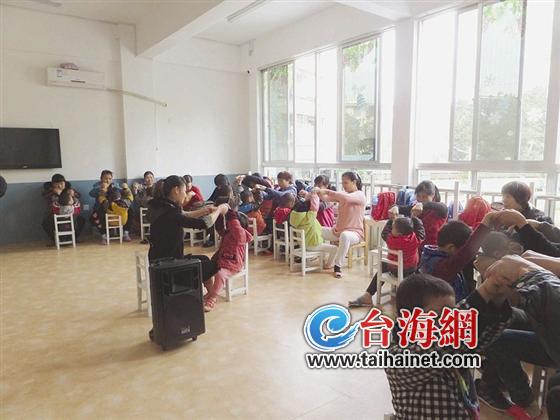 老师对自闭症孩子进行一对一教学