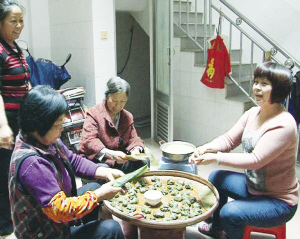 清明节平和县家家户户包艾草粿