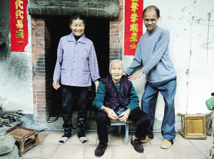 南靖七旬阿婆照顾弱智儿子和97岁婆婆