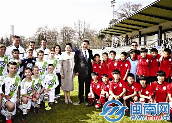 山沟草根足球队 受习近平接见