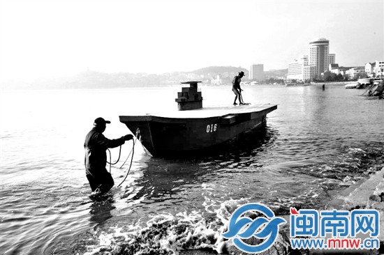 自造缩微版“航母”试水