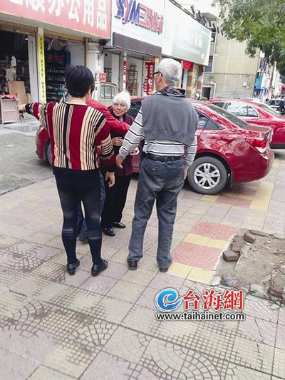 龙岩阿婆小区门口突然摔倒1
