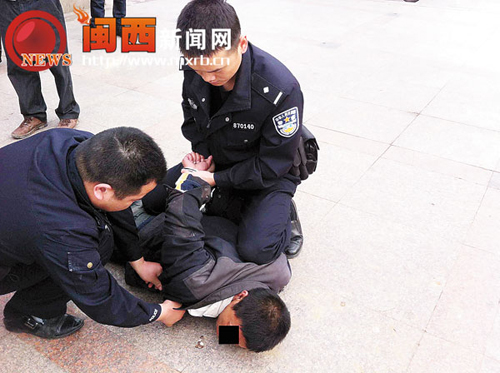 疯子挥刀舞砖