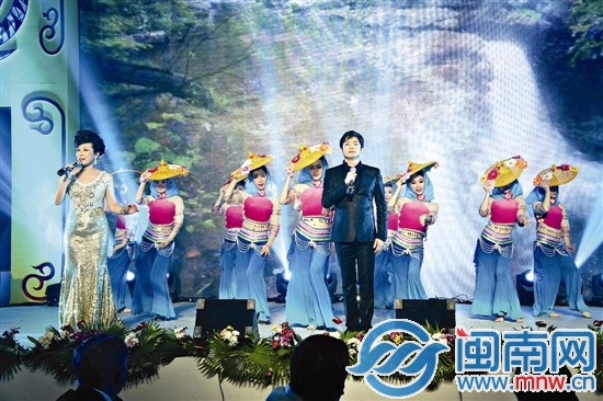 《蓝蓝泉州湾》演出赢得满堂喝彩