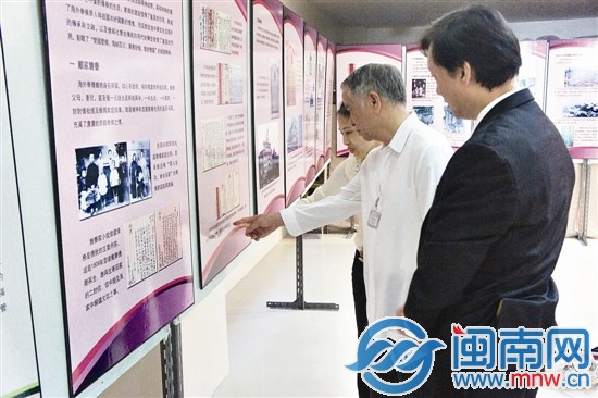 菲律宾华人侨领陈永栽对来自家乡的图片展兴趣浓厚
