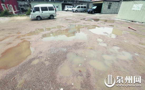 人民医院旧址的空地仍然坑洼不平,难以吸引市民停车