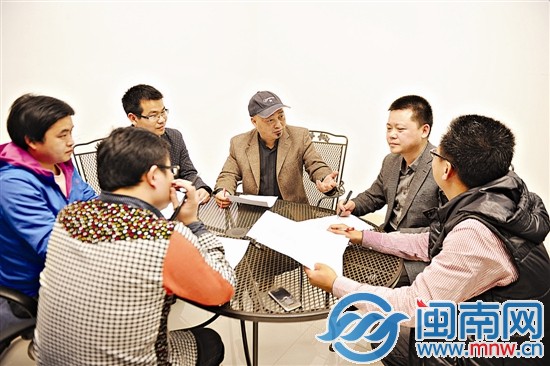 海都报改稿老师连夜点评小记者们的稿件