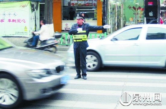 吕优生坚守路口19年