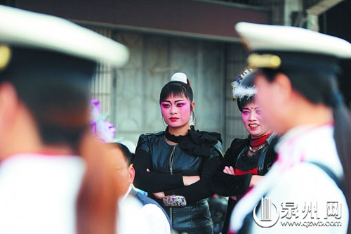 哭灵间隙，陈淑琼和搭档们边休息边评论同行的演出。