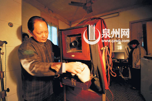 老陈十分爱惜这台老相机，时不时都会擦擦它。