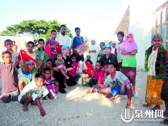 林金龙（抱小孩者）走访当地福利机构