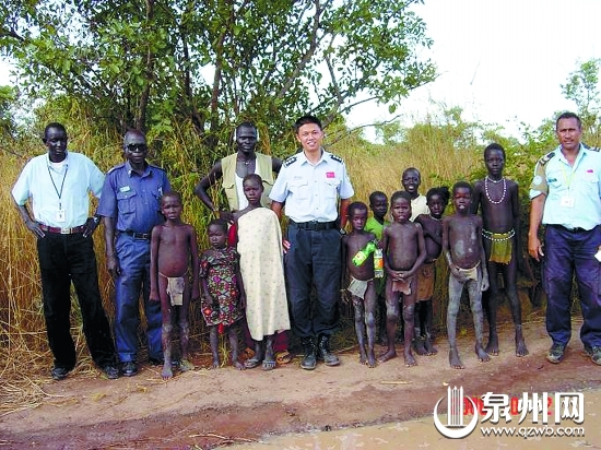 张伟勇到社区工作,与当地人合影