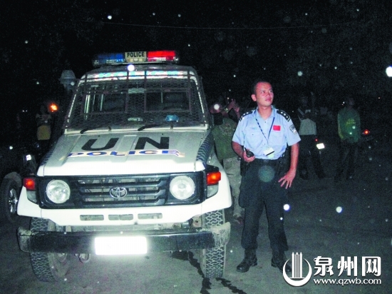 李剑伟在东帝汶夜间执勤